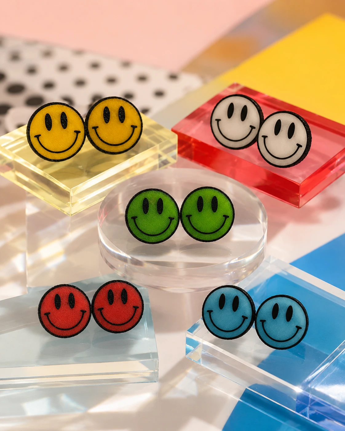 Varios pendientes Happy Pop sobre fondo de color